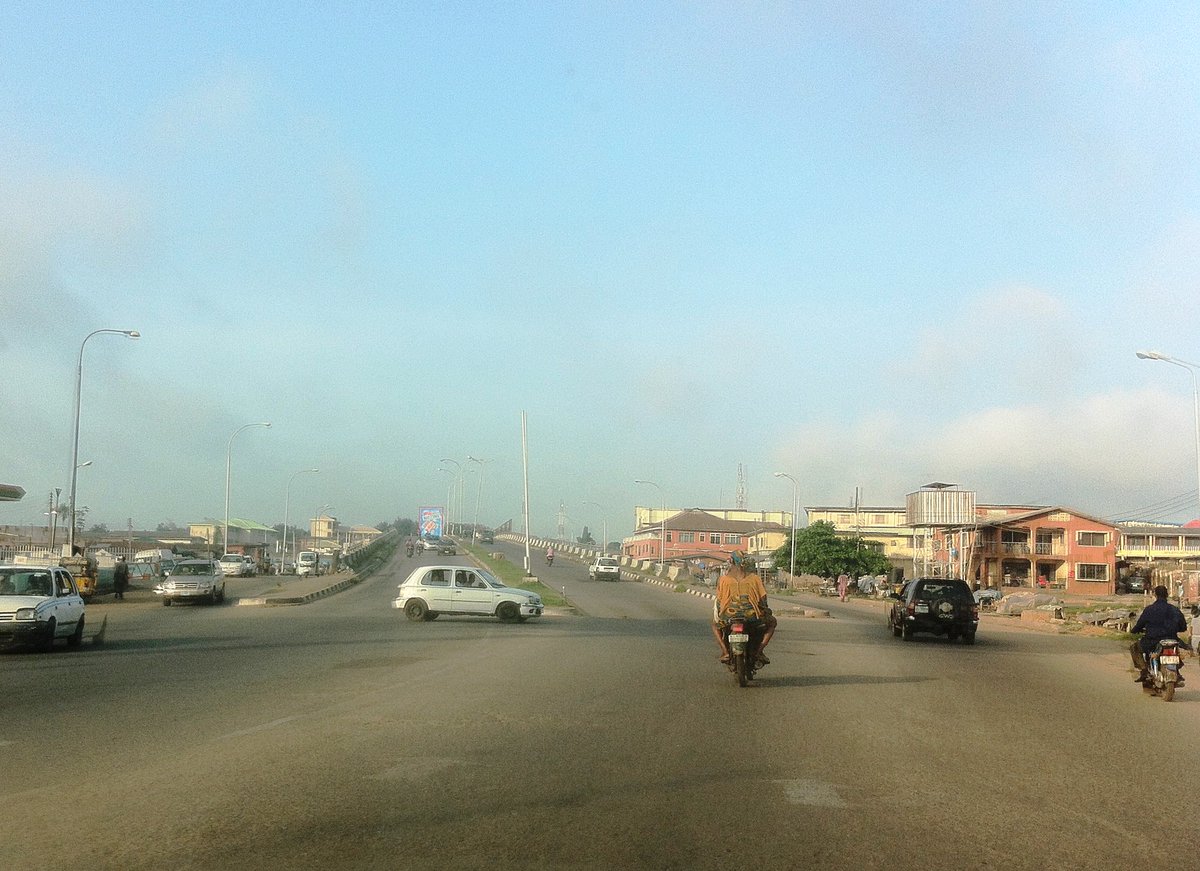 trafficbutter's tweet photo. Micra Taxi Driva take advantage of free rd2make dangerous turn @Molete Bridge #Ibadan #RdSafety https://t.co/cl1fY0miYj VIA @ibcityannouncer