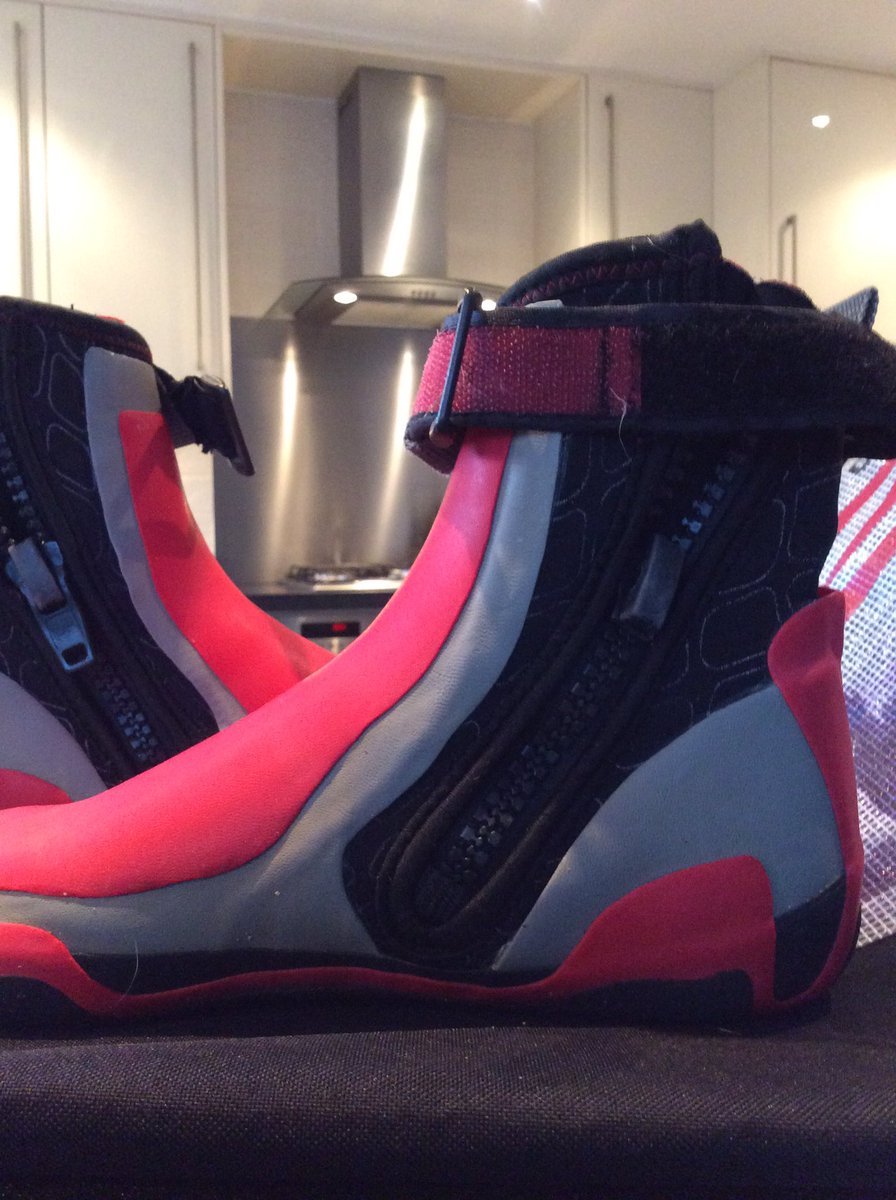 atgrahamsmith's tweet image. @GulWetsuits can anyone please help me after no reply to the contact me link on your website. #brokenzip