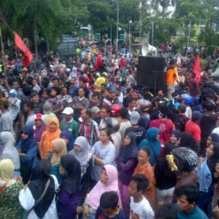 PasarSave's tweet image. Ribuan masa, pdgang, masyarakat &amp;amp; berbgai elemen, mendatangi gedung bupati dan kantor disperindag. Guna klarifikasi.