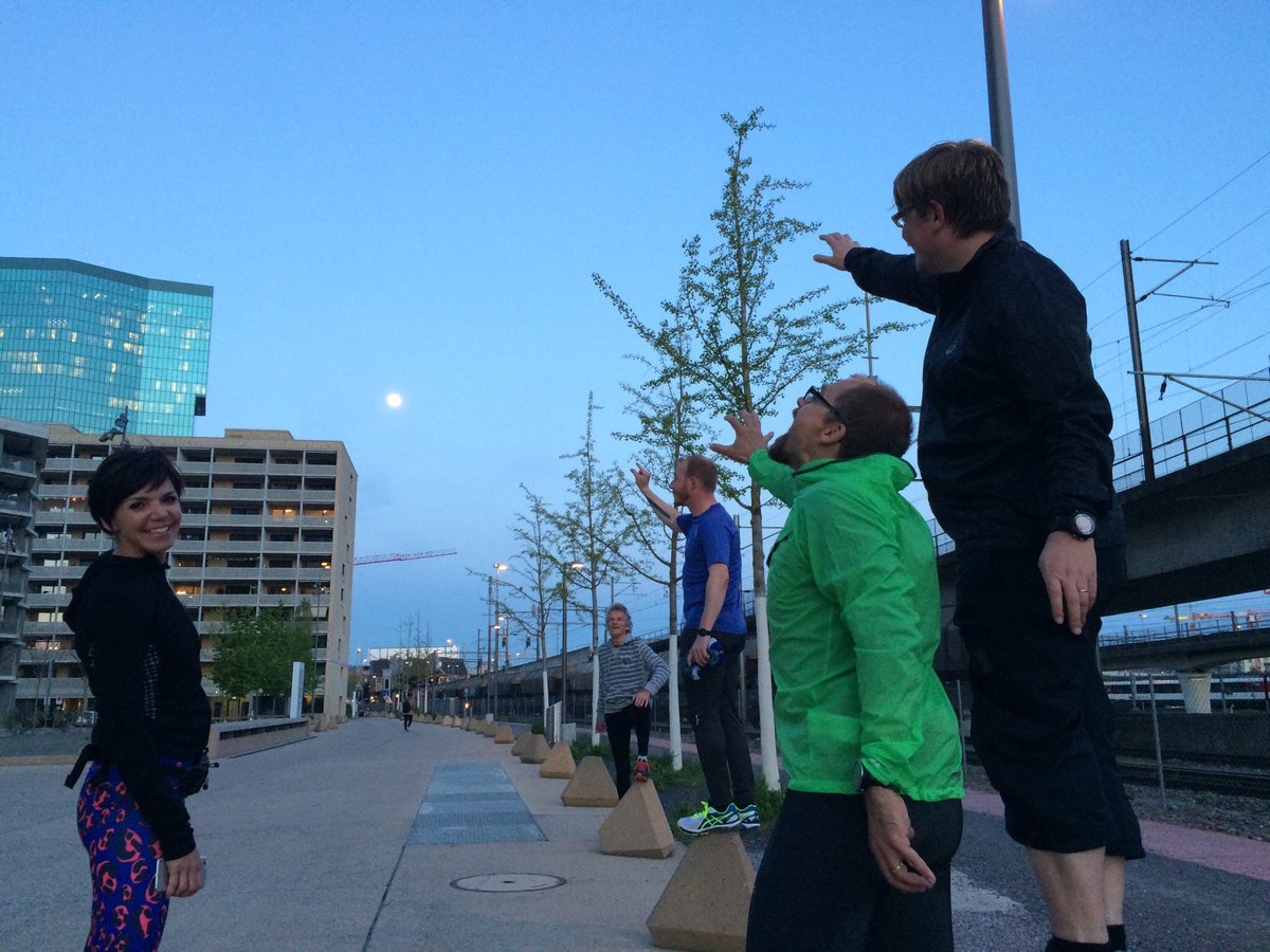 SocialfitCH's tweet photo. Gestern war🌕🏋🏃es gab einen kleinen Wettkampf mit 2 Teams. Heute dafür eine lockere Laufrunde mit noch mehr Vollmond😉 https://t.co/sWddw2jhNr