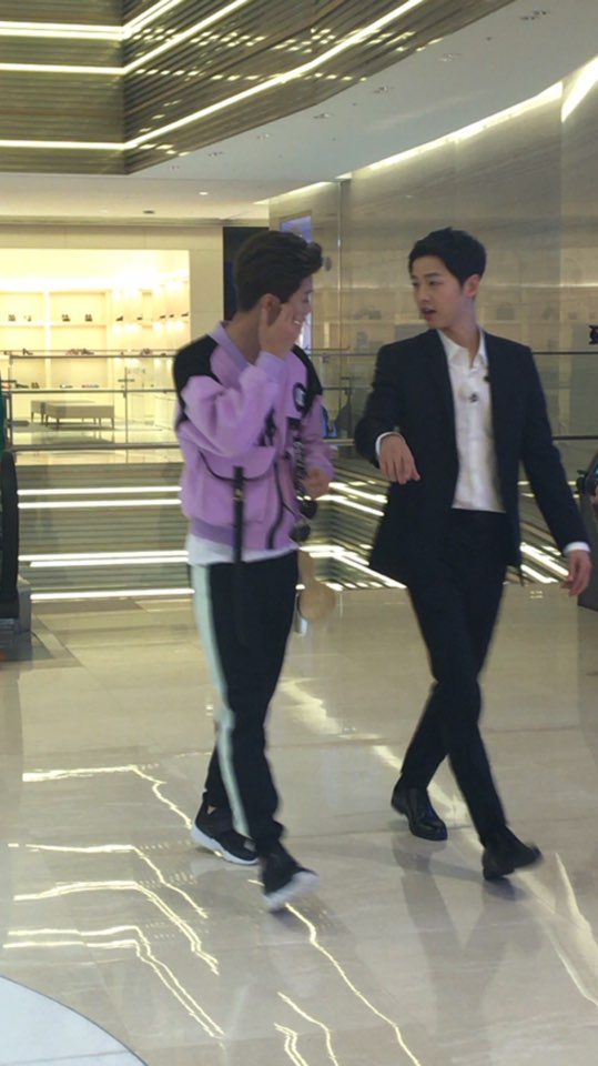 we finally get to see luhan talking with joongki i'm ㅠㅠㅠㅠㅠㅠㅠㅠㅠㅠㅠㅠㅠㅠㅠㅠㅠㅠ