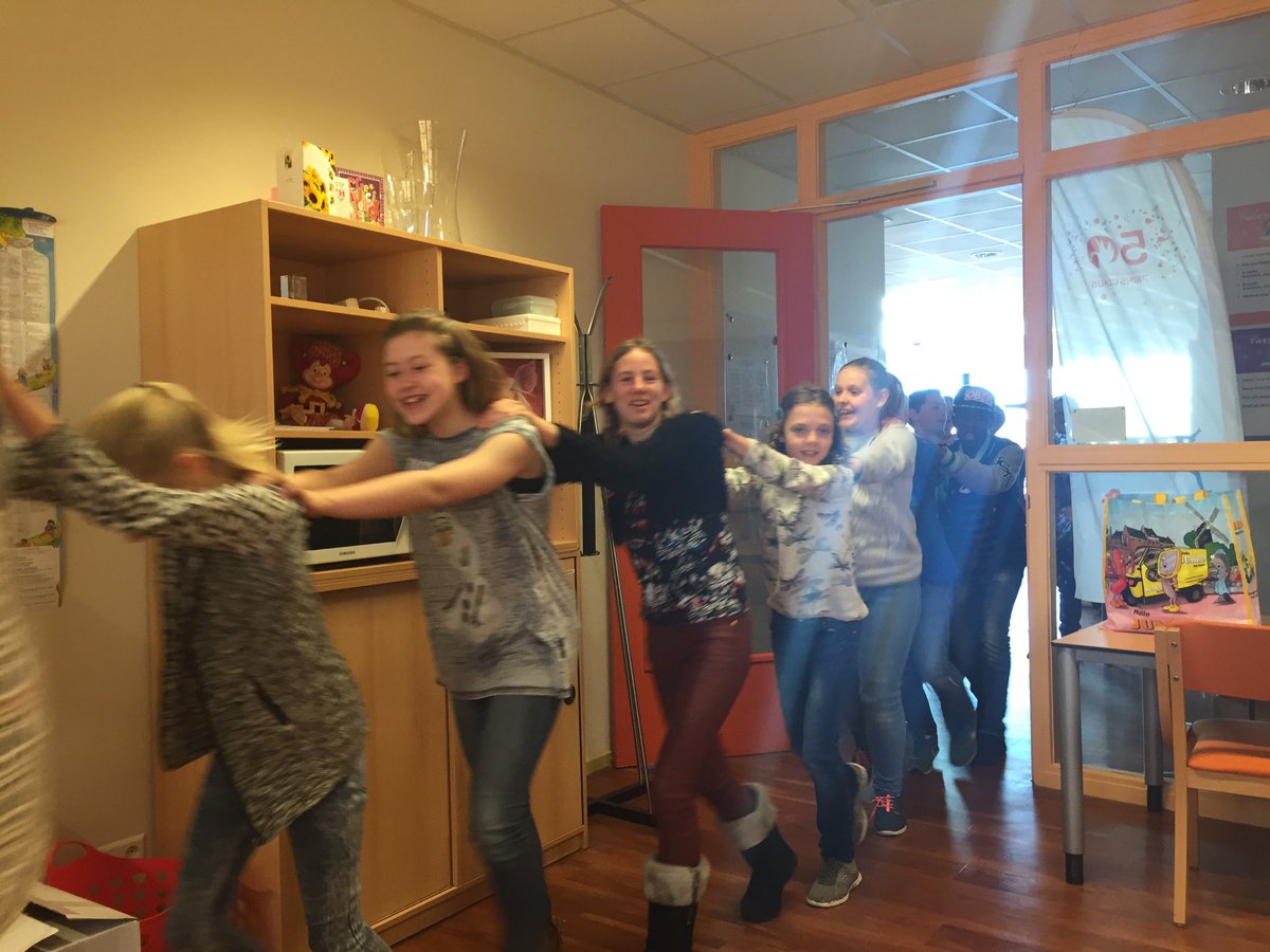 clausschool's tweet photo. Nadat leerlingen van #groep8 de laatste opgaven gemaakt hebben van de @cvteeindtoetspo vieren ze feest! #polonaise https://t.co/xLAwelUD78