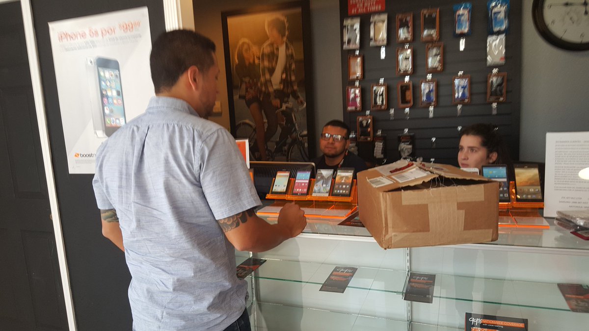 kscullspg's tweet image. Josue coaching new door ANC Int'l @eSecGera @eSecJosue @MartellMarlene @PBallage