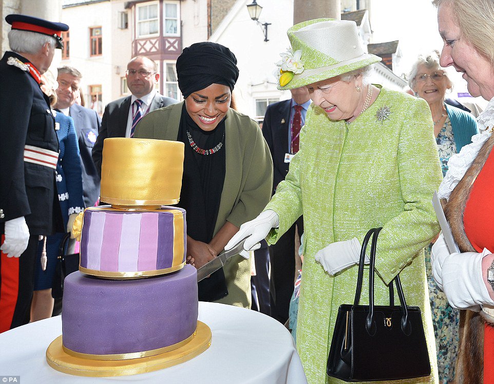 DailyMailUK's tweet photo. 👑 The Queen got stuck into the birthday cake made by Bake Off winner Nadiya 🎂 https://t.co/WISUAx5Ybp https://t.co/QBhhtROJ2z