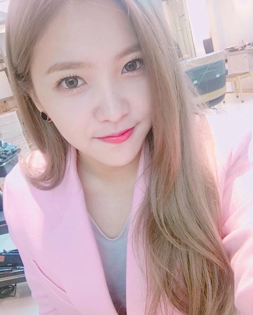 cuteyeripics's tweet photo. My life wouldn't be the same without you in rv, I'm so thankful, I love you Kim Yerim 💓 #400DaysWithYeri https://t.co/z3iRTl039z