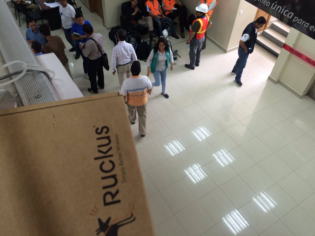 CarolineZeraus's tweet photo. Se mejora el acceso a internet masivo en las instalaciones del Ecu911 Portoviejo gracias a @electritelecom_ y @utpl https://t.co/vpjbJipKs4