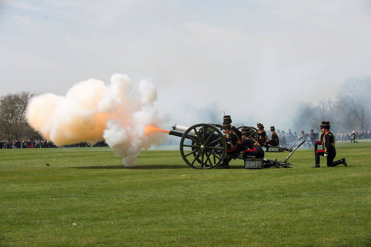 BritishArmy's tweet image. Gun Salutes to mark HM The Queen's 90th birthday took place around the country #HappyBirthdayYourMajesty