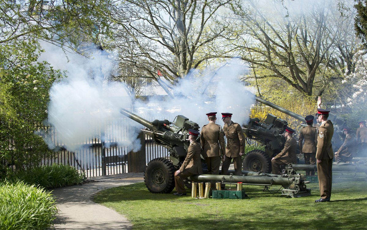BritishArmy's tweet image. Gun Salutes to mark HM The Queen's 90th birthday took place around the country #HappyBirthdayYourMajesty