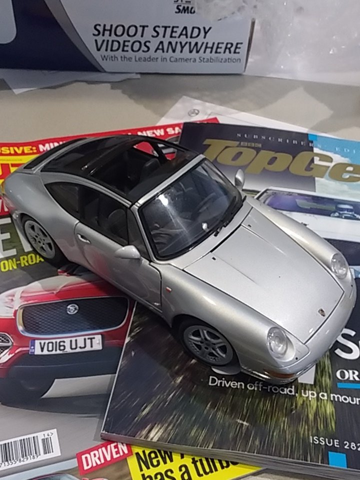 _5DT_'s tweet photo. eBay purchase has landed on my desk :) - a 1/18 #UTmodels 993 Targa off of the 1990s! https://t.co/0vKBY9Q9Ni