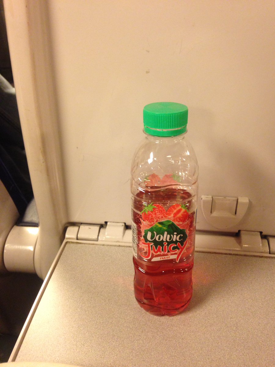 laura_bnfd's tweet photo. Maintenant quand je bois un #volvicjuicy à la #fraise je pense à @CamilleCombal et #virgintonic  ! 
😏🍻🎧et ton frère? https://t.co/jKXEtCpUfx