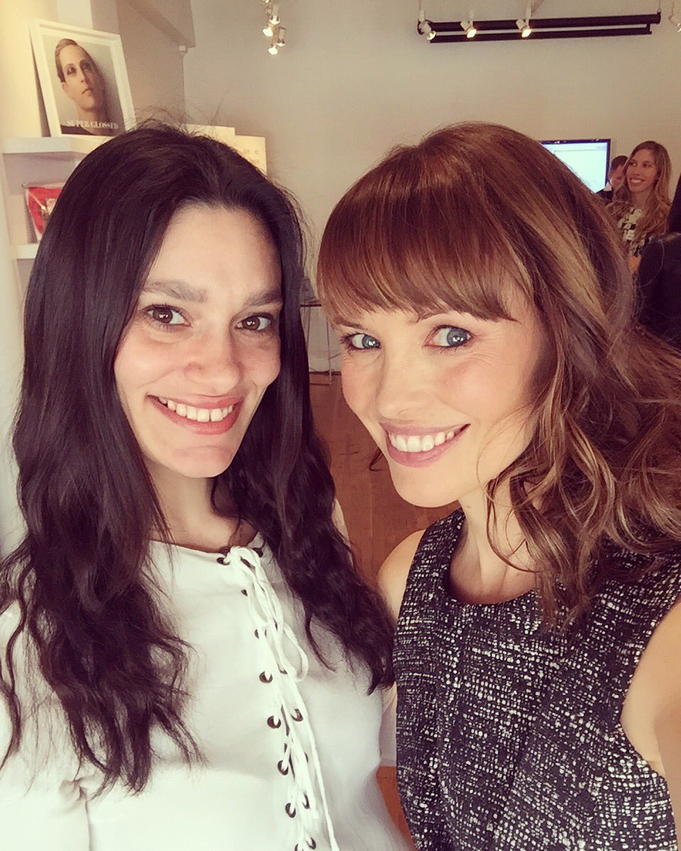 jeanettezinno's tweet photo. Just got a #selfie #lesson from @annabelladaily, who is launching @mapmybeauty, an app for #beauty #tutorials! 💄💋 https://t.co/l08vvrfgfg
