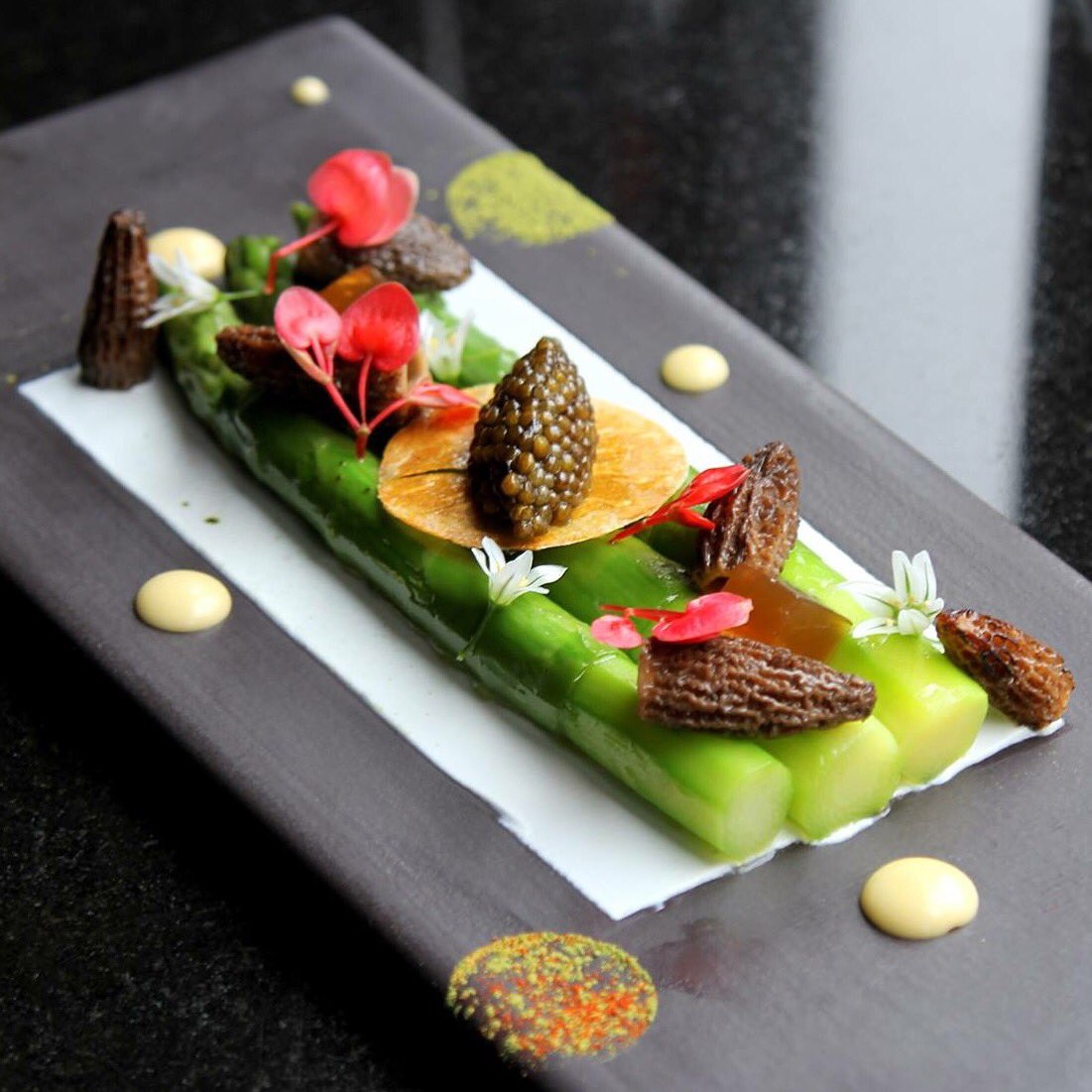 La saison des #asperges et des #morilles à L'Atelier de Joël #Robuchon Saint-Germain #printemps #foody