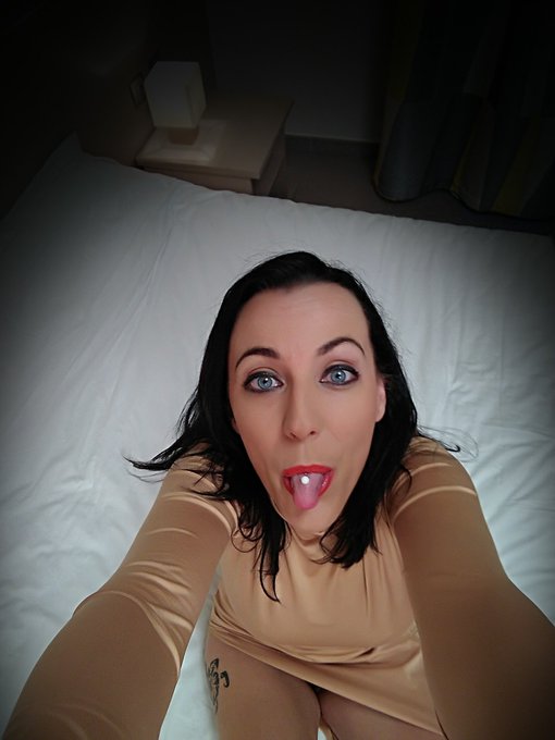 Gros bisous mes ch&eacute;ris ! 💋💋 je vous 💙💘 !! 👅 #HappyDay https://t.co/HVaE9Q3cFv<a href="/tag/happyday"class="tags">#HappyDay</a>