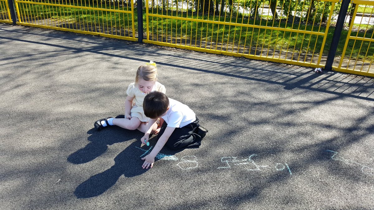 CarronshoreP1's tweet photo. Working together in the sun. Maths is fun! https://t.co/VZeWTpJzaZ