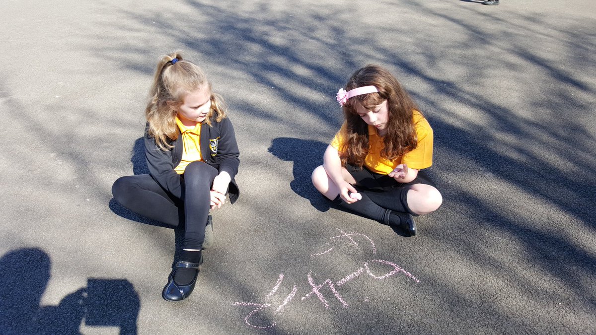 CarronshoreP1's tweet photo. Working together in the sun. Maths is fun! https://t.co/VZeWTpJzaZ