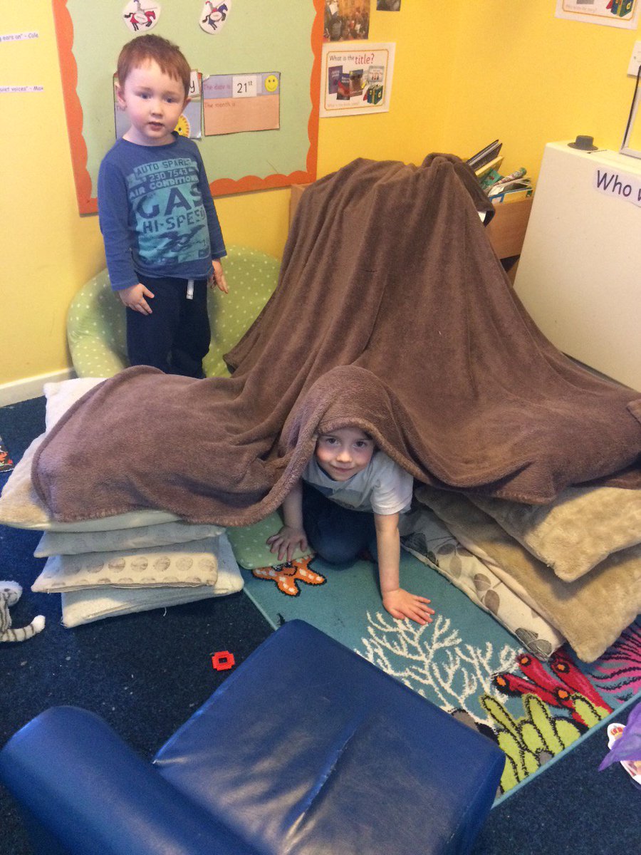 EFInverkip's tweet photo. Starbrites Aidan and Jacob playing "castles and Knights" #RolePlay #Imagination #CastlesTopic https://t.co/JPQku9CZ4R