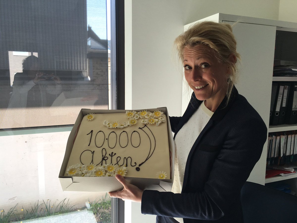 Zojuist heeft Ellen van Leusden haar 10.000ste akte getekend, een mooie mijlpaal!