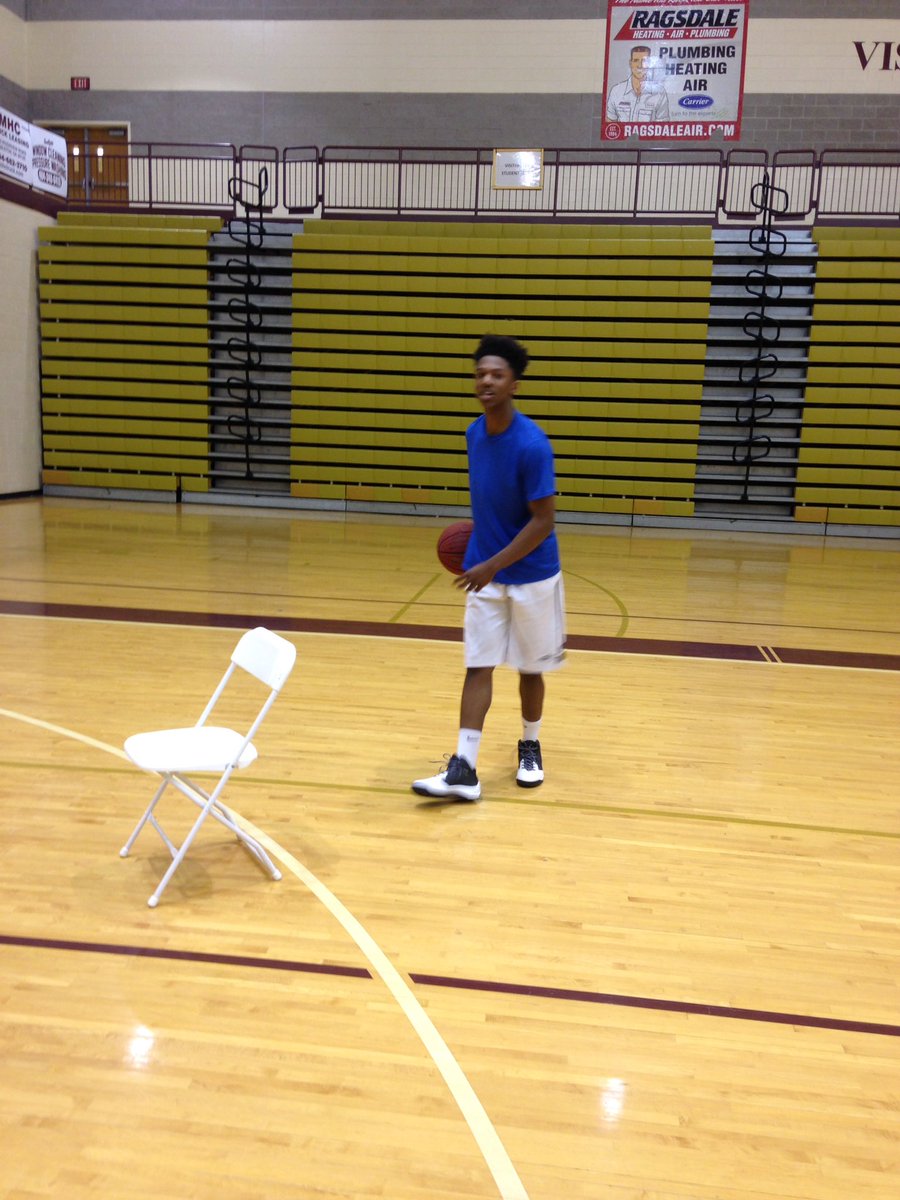 KDyer_10's tweet photo. Good to have @kanewill23 back in the gym! @SPCoach11 #backNaction https://t.co/ravbZjaQkf