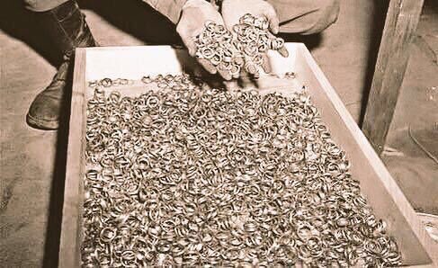 خواتم الزواج التي نُزعت من أصابع القتلى في الحرب العالمية الثانية 
ولم يتعلم البشر الدرس بعد !