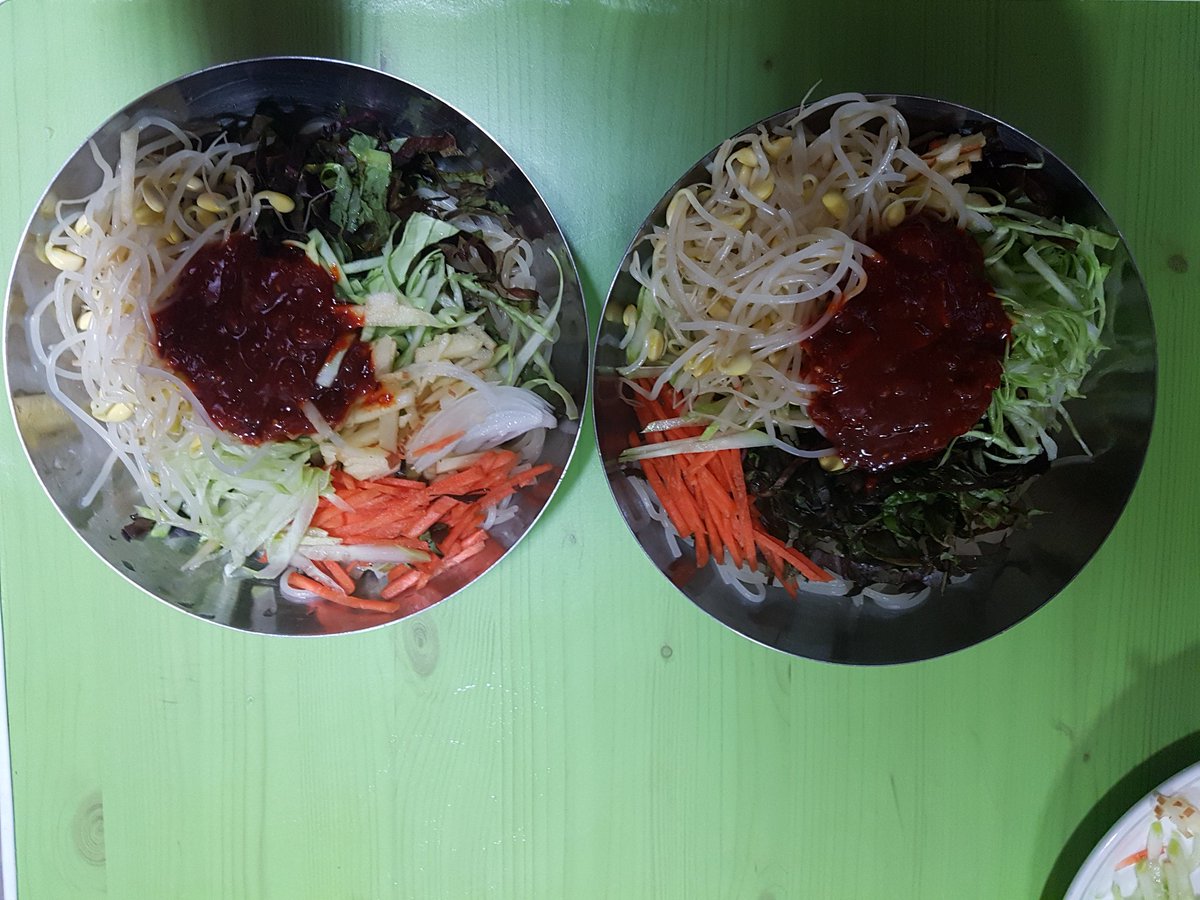 저녁으로 쫄면을 해서 우리 귀염둥이랑  아주 맛나게 먹었어요.멋쟁이 큰아들이있었으면 더 맛있었겠지만 공부하러가야해서...  소소한 일이지만 아이들과 함께 하는저녁밥상에서 작지만 무한한 행복을 느낍니다.