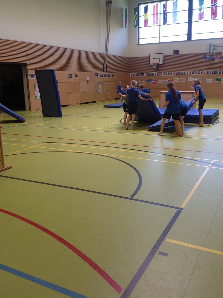 5CPclass's tweet photo. Today in PE we performed our fantastic dances and showed gymnastic skills. https://t.co/CZBky49yYN