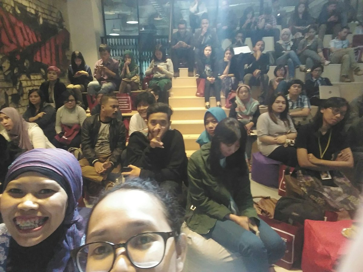 heychoro's tweet image. Ini kenapa pada pake baju item item ya? Karena malam jumat? #riwil #smschore #womenintech @bukalapak @smartfrenworld