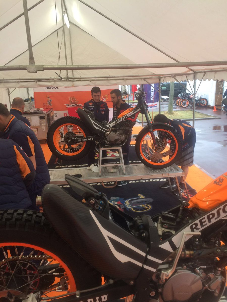 Team at the #GPJapanTrial. <a href="/FUJIGAS/">TakahisaFujinami藤波貴久</a> who arrives at 300GP!! Today, raining makes a little difficult the preparations