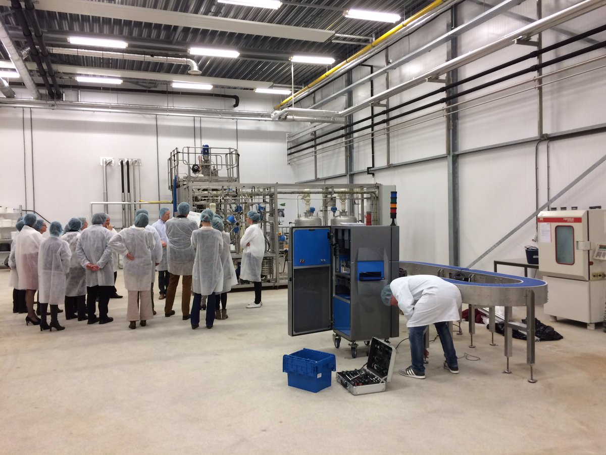 pgosselink's tweet photo. Rondleiding scheiden met hars #bodec @FoodTechPark voor #businessinspirationdays https://t.co/C9sb0O17gh