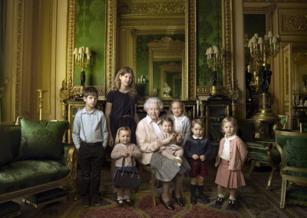 On her 90th birthday, a touching image of sovereign ‘Gan Gan’ and young relatives. #queen
trib.al/1PdYrzq