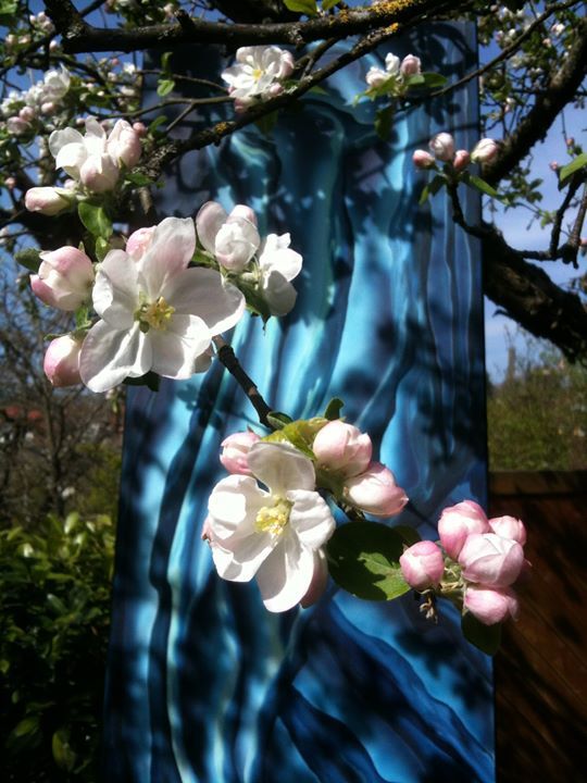 kuebnet's tweet photo. Kunst und Apfelblüten, Frühling im Küb Kunstraum M. Fischer https://t.co/lUx4CxvXar https://t.co/yKLRWy8o2X
