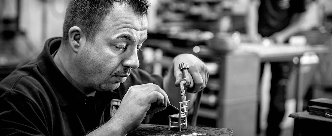 Het tij lijkt te keren voor tin, zegt een van de laatste tinnegieters van het land ➡ bit.ly/1U7l98R #tin