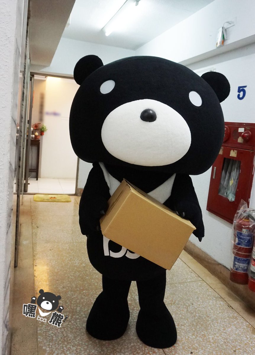 HeybearBOA's tweet photo. 我我我....也很強壯，可以去當志工嗎...
最近地震好多，驚驚，熊熊覺得要買個地震包...
可是剛演練一下逃跑路線，發現頭太大卡住出不去惹啦～
#PrayforKumamotoKumamon #熊本地震 #がんばろう熊本 https://t.co/EAIhg7b1aq