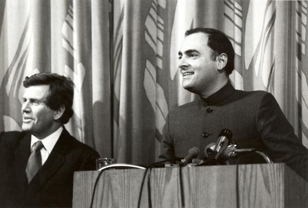 ColumbiaSIPA's tweet photo. Let's #SIPAtbt to 10/22/85, when #India PM Rajiv Gandhi gave Silver Lecture to crowd of 400: https://t.co/2cI25WmEKN https://t.co/OTgCiMAd4C