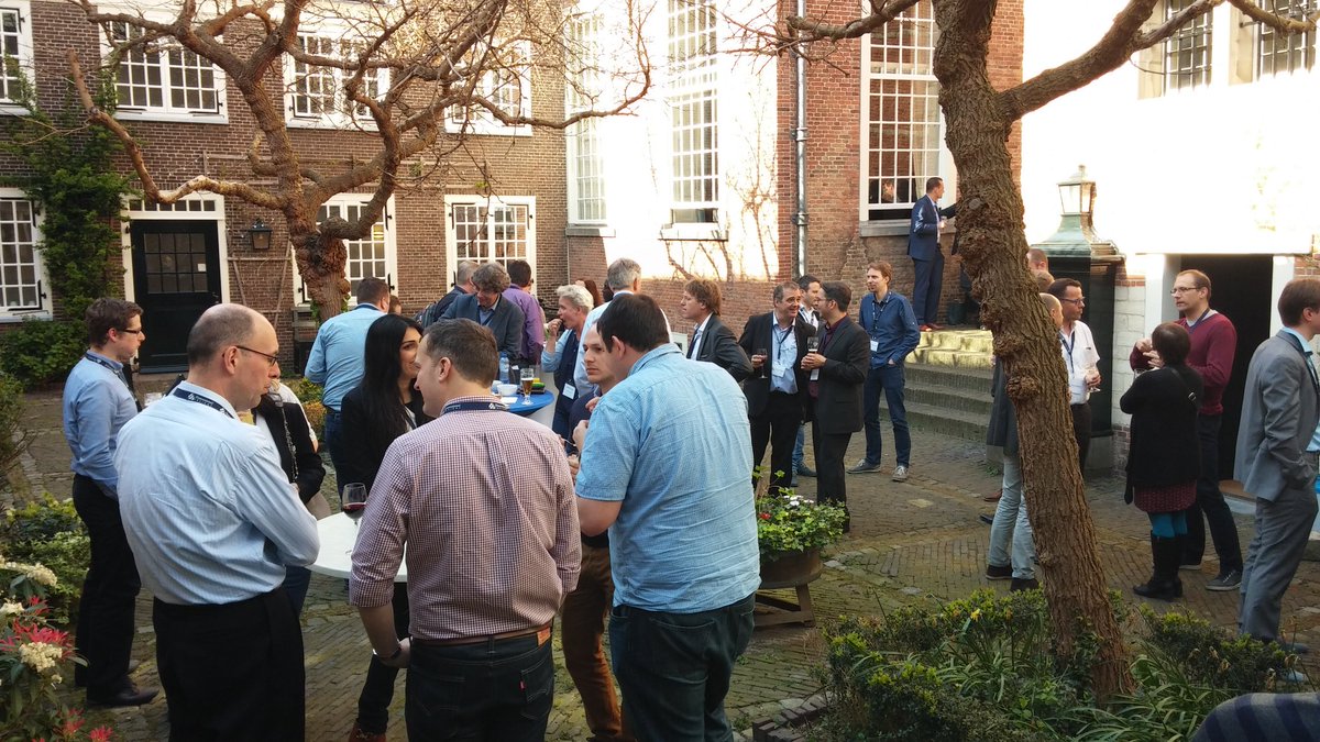 Dimins_NL's tweet photo. Heerlijk buiten napraten na een zeer geslaagde dag met een hapje en een drankje. #digc2016 https://t.co/aEstNgKNBf