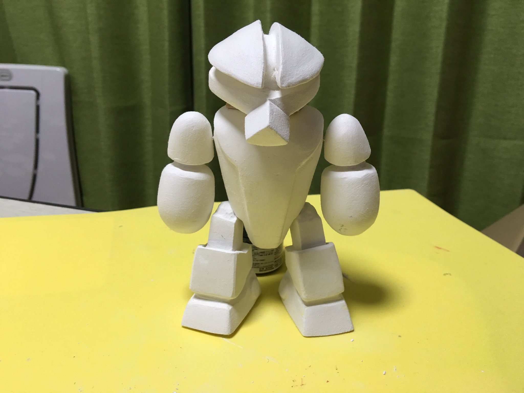 オケラ2号 粘土でアッガイ先輩 ある程度形が出てきたので 仮で組み合わせてみました うーん バランスが気になりますねぇ 足以外は全体的にサイズダウンが必要です 削りまっせ ガンダム 初心者モデラー フルスクラッチ T Co