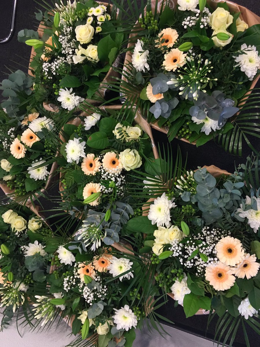 Vandaag vallen ook bij ons de dames met hun neus in de bloemen #secretaressedag #mooivers