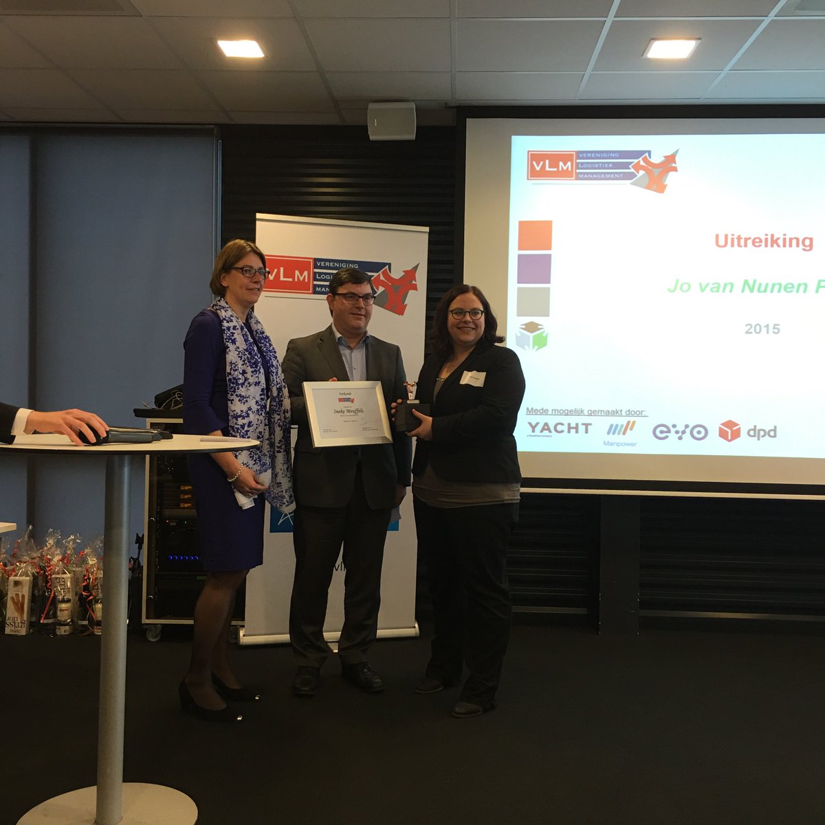 Ineke Meuffels wint de Jo van Nunen prijs! <a href="/vLmNL/">Vereniging Logistiek Management</a> #ortec #tntexpress #dinalog <a href="/JongLogistiek/">Jong Logistiek Nederland</a> #proefschrift