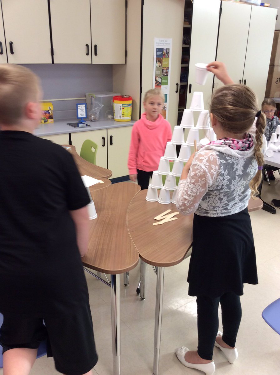 MrsCrubelsClass's tweet photo. Trying out the makerspace. @HoweElementary https://t.co/yZWXatofrY