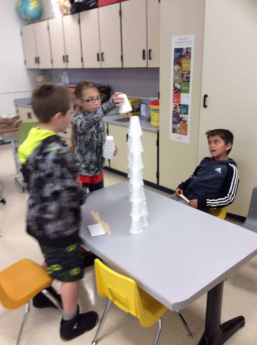 MrsCrubelsClass's tweet photo. Trying out the makerspace. @HoweElementary https://t.co/yZWXatofrY