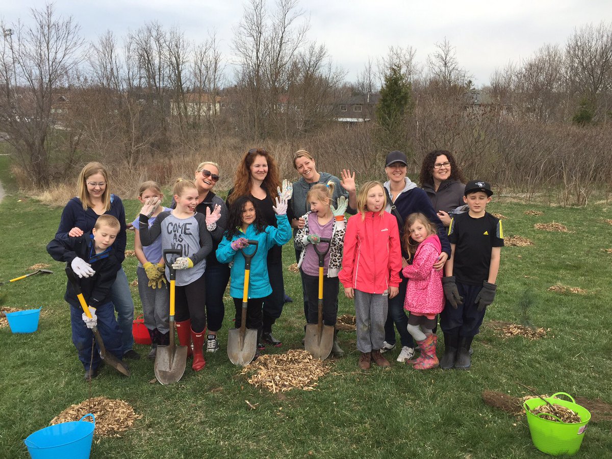 TownOfAjax's tweet photo. A big thank you to grade 4 students from @DuffinsBayPS for all their help planting trees this afternoon! #AGLD2016 https://t.co/8Wk2b6juxX