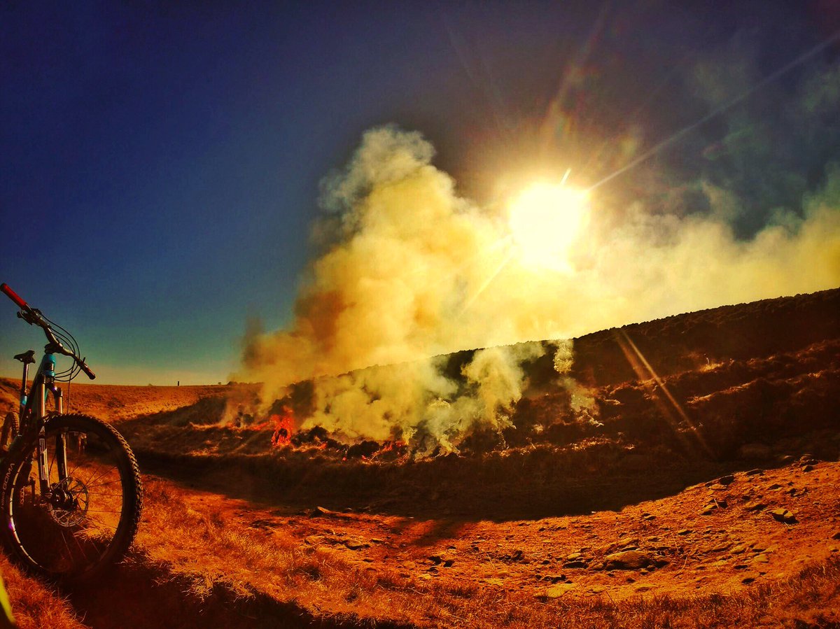 RickyCrompton's tweet photo. Smoking hot day on the bike !
#goodtimes #ytindustries #capra #cfpro #gopro 👊📸@GoPro @GoProUK #fire #outdoorlife https://t.co/V9DS5TGtvg