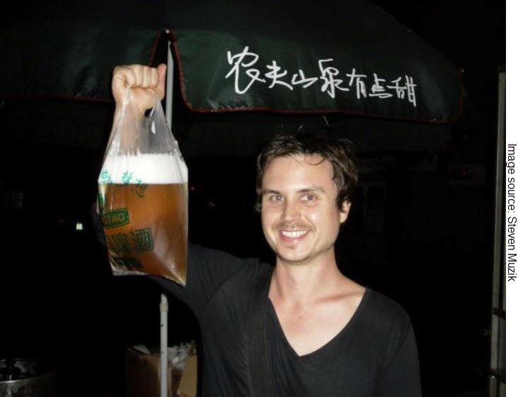YoyoChineseCom's tweet photo. Get a to-go bag of 青岛啤酒 (qīng dǎo pí jiǔ) in Qingdao, China. Seriously! More here: https://t.co/tgpFJBbIRy https://t.co/E0ftTvxyWc