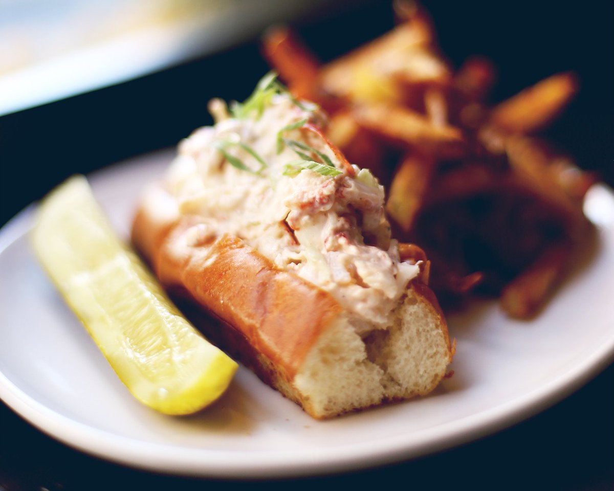How long has it been since your last #lobsterstroll? #penn6philly #lobsterroll #oysterbar #cocktails #happyhour