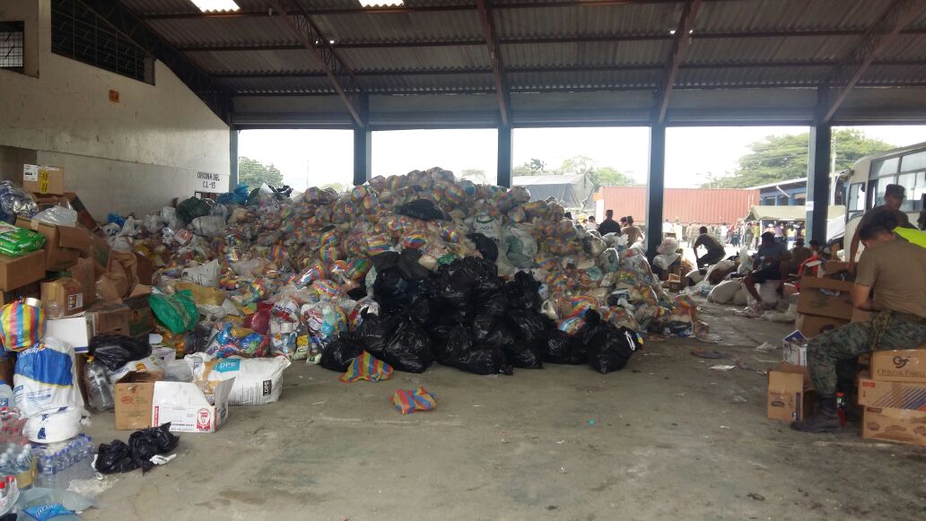 eldiarioec's tweet photo. #Portoviejo
En el centro de acopio del Fuerte Militar se ordenan los kits de ayuda para los afectados por terremoto. https://t.co/yAdBbiCCar