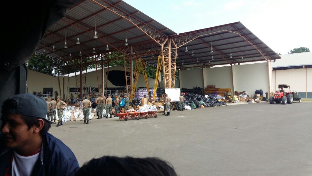 eldiarioec's tweet photo. #Portoviejo
En el centro de acopio del Fuerte Militar se ordenan los kits de ayuda para los afectados por terremoto. https://t.co/yAdBbiCCar