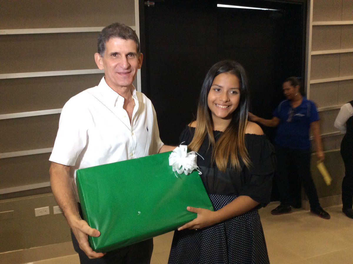 Combarranquilla's tweet image. Alisa Sánchez recibe de manos de nuestro director @ehbq su computador como #PremioALaExcelenciaAcadémica 2016
