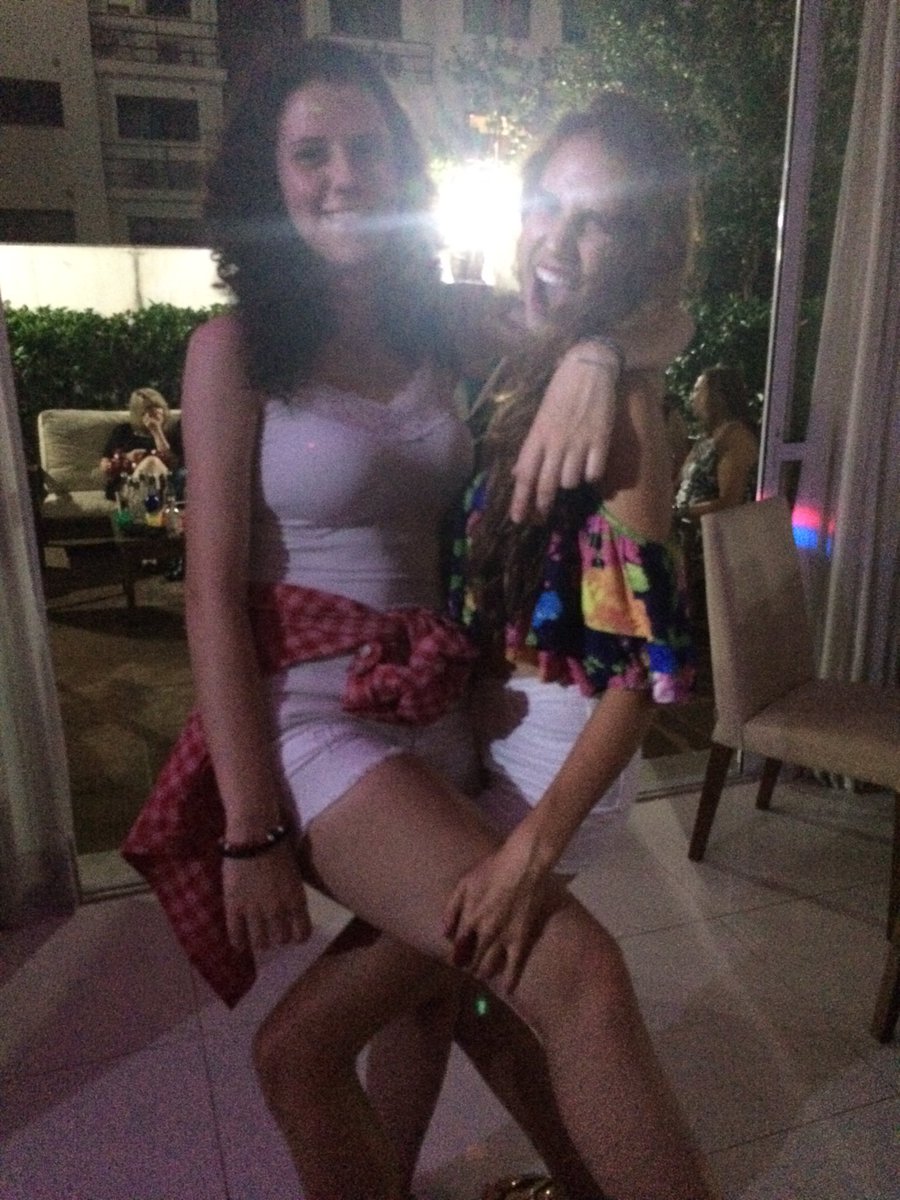 nataliappel's tweet photo. Somos belas, não recatadas e dos melhores lares hahahahha @MicaelaRDR https://t.co/80I8jKFBYp