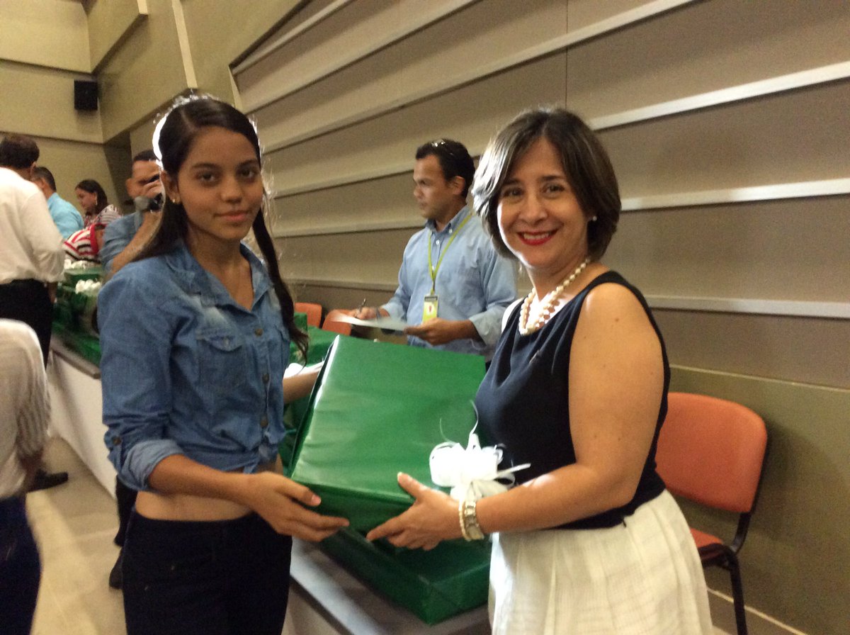 Combarranquilla's tweet image. Nuestra gerente comercial Martha Salamanca realiza entrega de un computador en #PremioALaExcelenciaAcadémica 2016