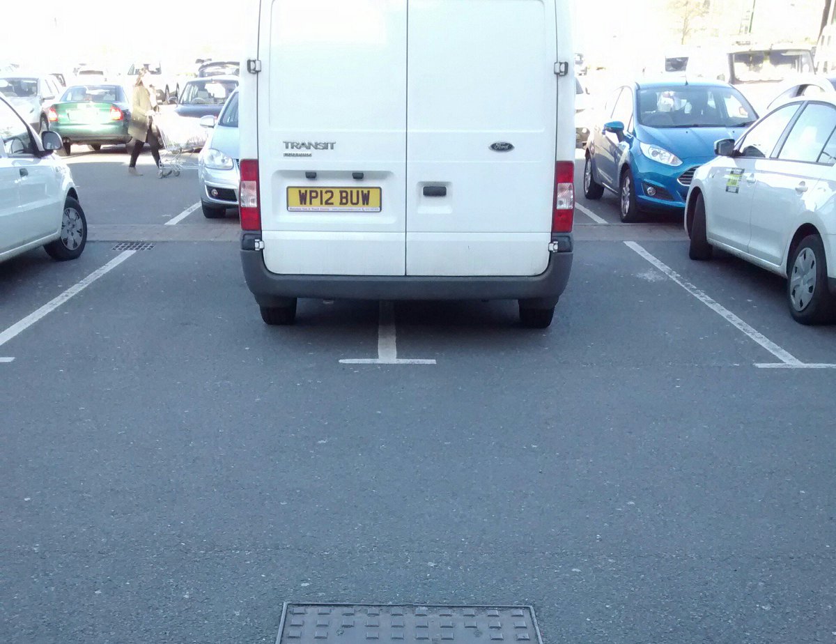 thatsafineidea's tweet image. Excellent parking again on display #parking #spatialproblems