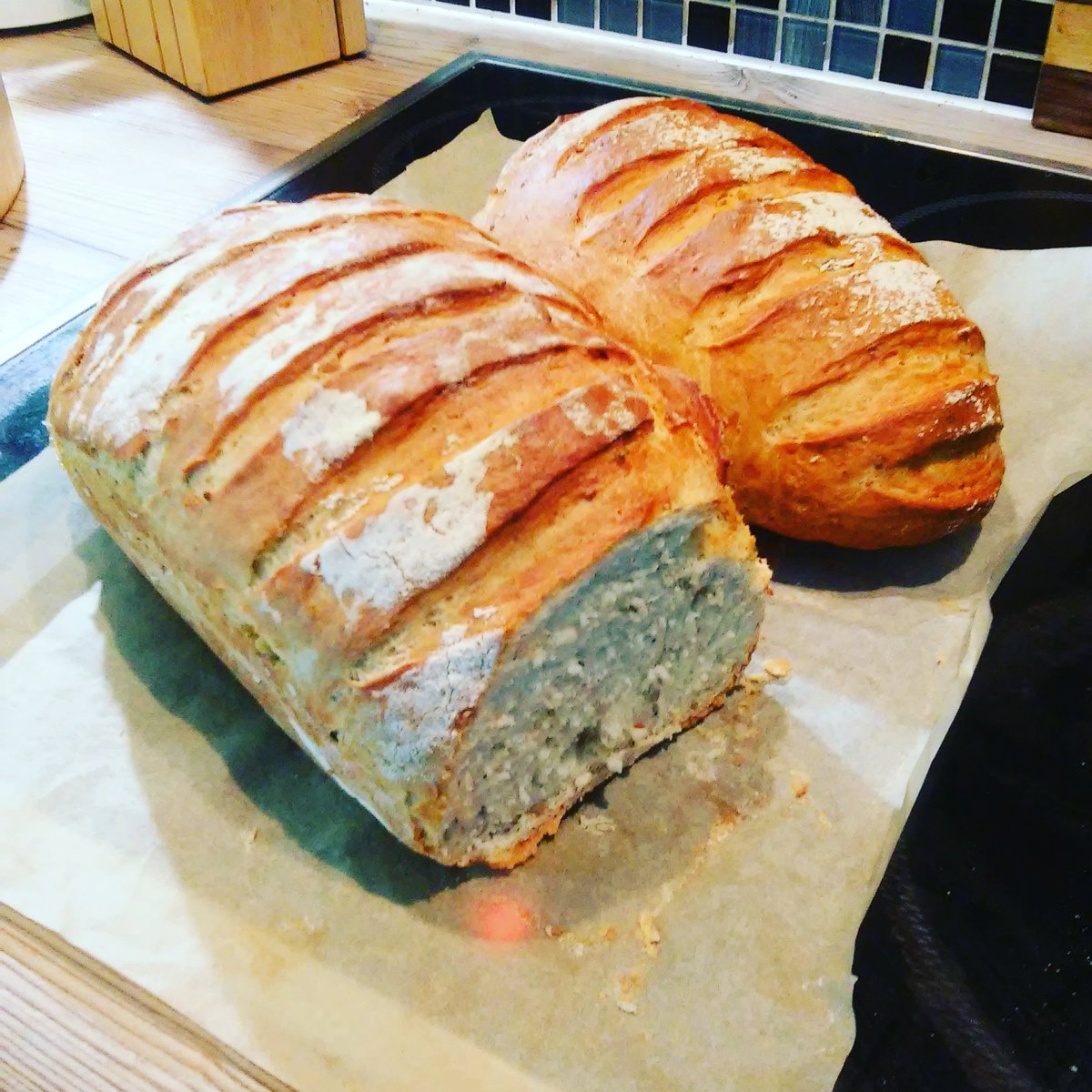 LucySchohi's tweet image. #selfmadebread #sesambread #pandeajonjoli yo aqui ...haciendo pan...